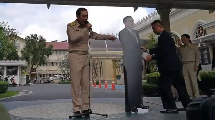 Άναυδοι οι δημοσιογράφοι! Ο Ταϊλανδός πρωθυπουργός έβγαλε χάρτινο ομοίωμά του (βίντεο)